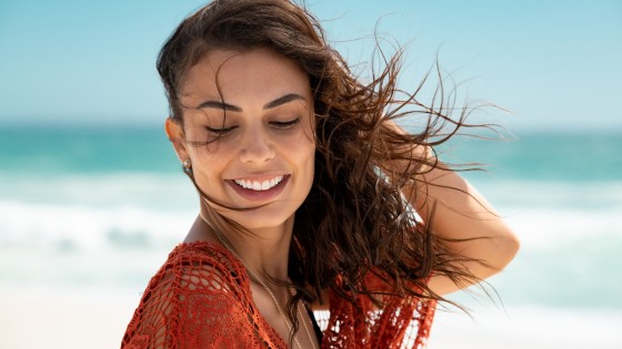 Protezione e cura dei capelli al mare